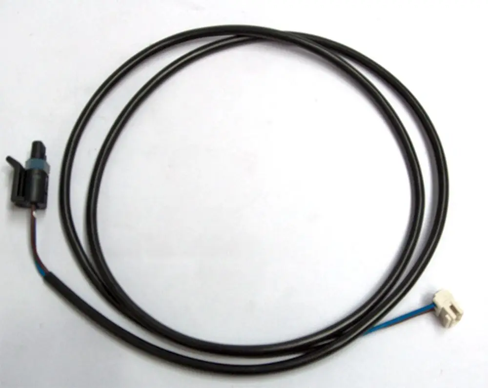 Stromkabel mit einem Stecker und einem Anschluss für Daikin-Geräte, ermöglicht die Verbindung zwischen Kesselpumpe und Steuerelementen.